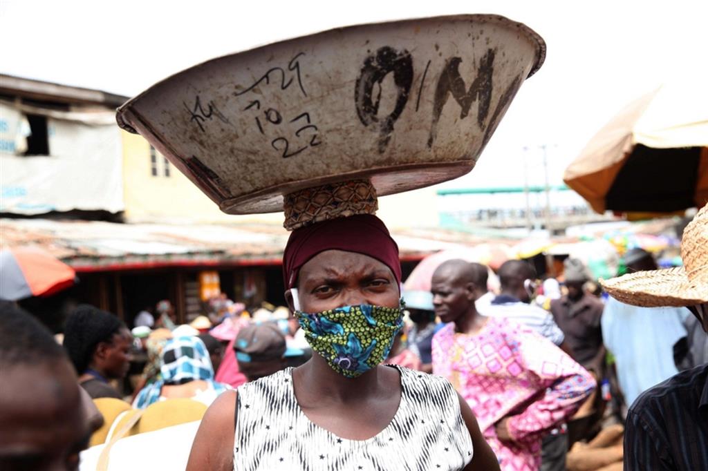 Il mercato di Lagos: nella capitale commerciale nigeriana si concentrano 21 milioni di abitanti
