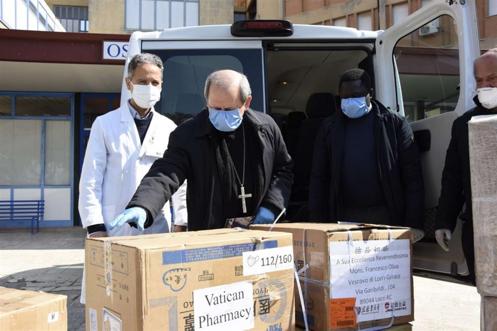 Il vescovo di Locri-Gerace, don Franco Oliva, ha consegnato personalmente all'ospedale di Locri il materiale donato dal Papa
