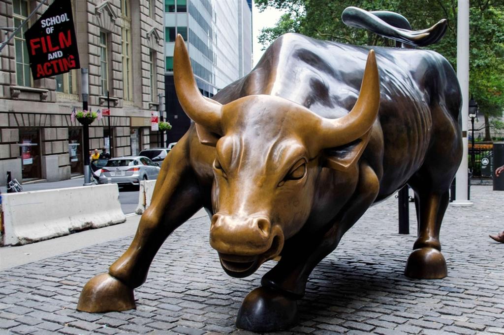 La statua del toro davanti a Wall Street, scultura dell'italo-americano Arturo Di Modica