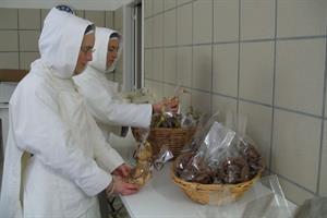 Le monache di Camporeggiano e quei biscotti rimasti in magazzino...