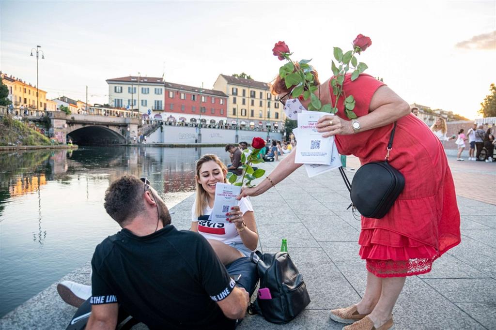 Flash mob "Una rosa contro il razzismo" alla Darsena di Milano
