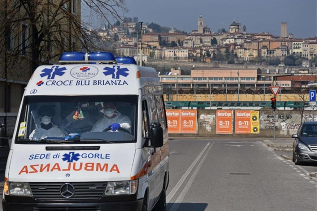 Un'ambulanza in arrivo all'Humanitas Gavazzeni di Bergamo.
