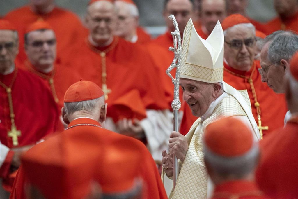 Papa Francesco con alcuni cardinali nel Concistoro dello scorso anno, il 5 ottobre 2019