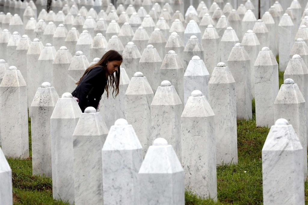 Una ragazza cammina nel memoriale di Potocari, a Srebrenica