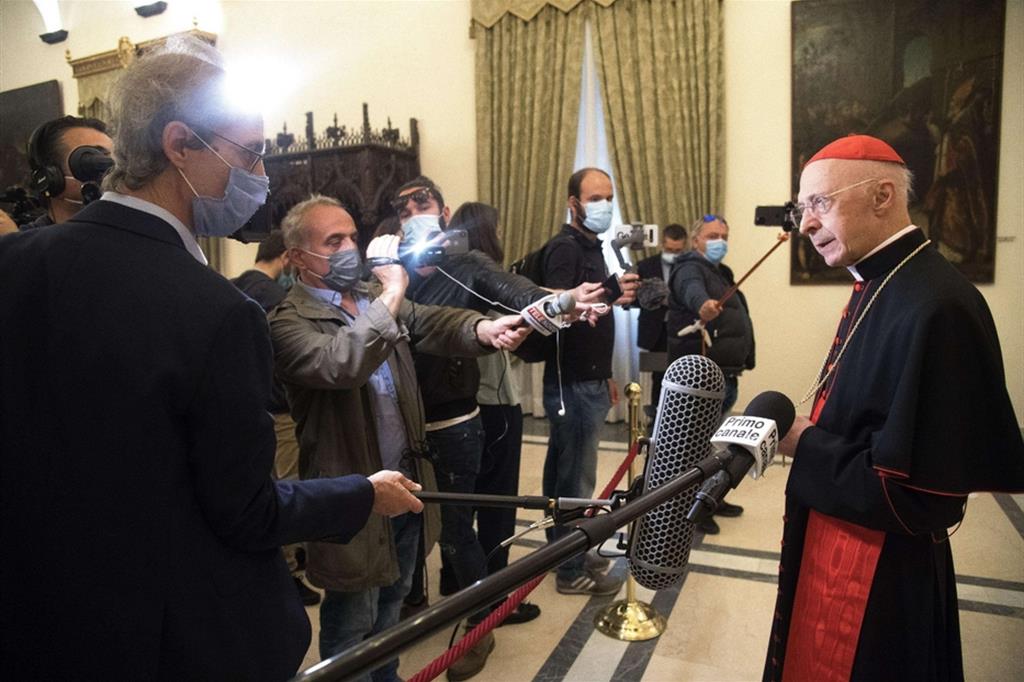 Il cardinale Bagnasco durante l’annuncio della nomina del suo successore