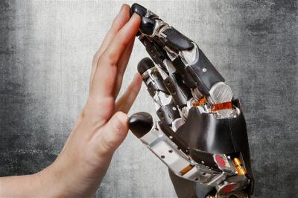 Rappresentazione artistica della mano robotica con il senso del tatto