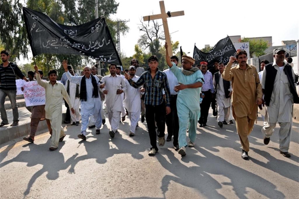 Una manifestazione di cristiani contro le persecuzioni a Lahore, in Punjab
