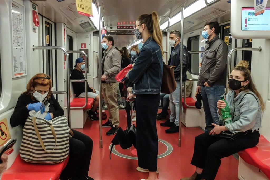 Distanziamento sulla metropolitana di Milano