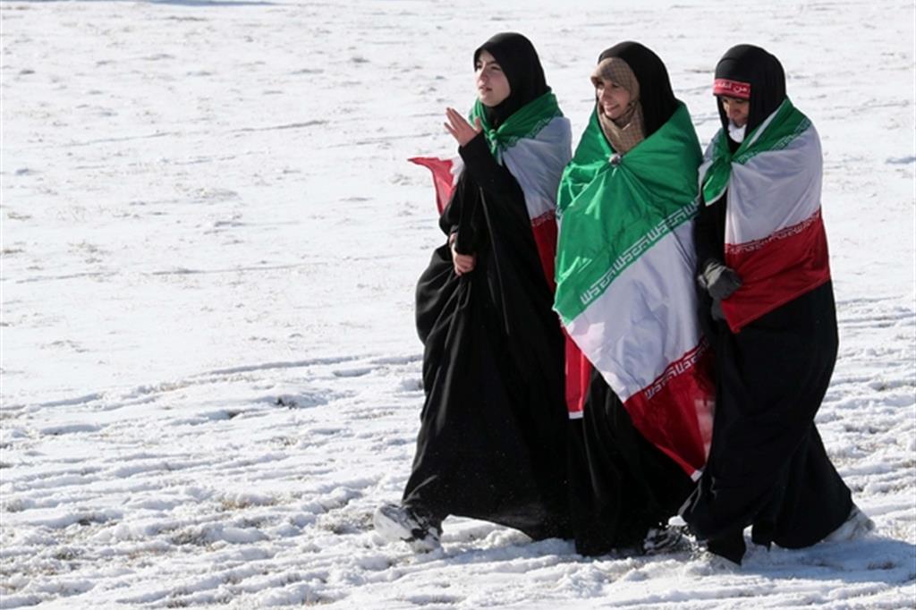 Fedeli alla linea: ragazze a Teheran, avvolte dalla bandiera nazionale, nel 41esimo anniversario della Rivoluzione dell'11 febbraio