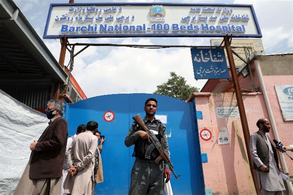 L'ingresso dell'ospedale attaccato martedì a Kabul