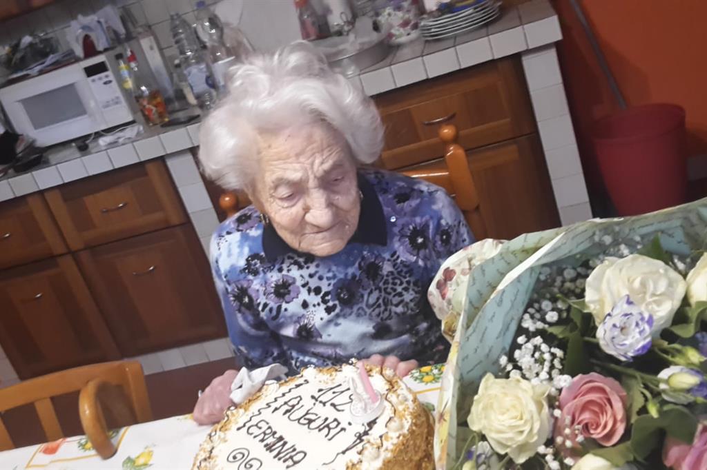 La signora Erminia con la torta per i suoi 112 anni