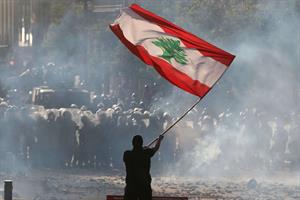 A Beirut divampa la protesta contro il governo. Assalto ai ministeri