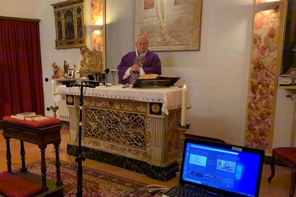 Il cardinale Gualtiero Bassetti, presidente della Cei, durante una delle Messe domenicali a porte chiuse trasmesse sul web durante le settimane della fase acuta della pandemia