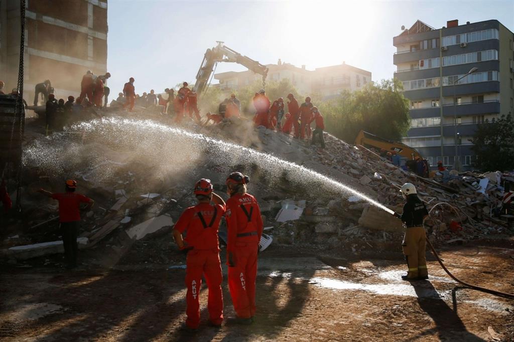 La scossa più forte, valutata 7.0 dall’US Geological Survey (USGS), ma 6.6 dalla protezione civile turca, è stata sentita fino ad Atene e a Istanbul ed è stata seguita da centinaia di scosse di assestamento. - Reuters