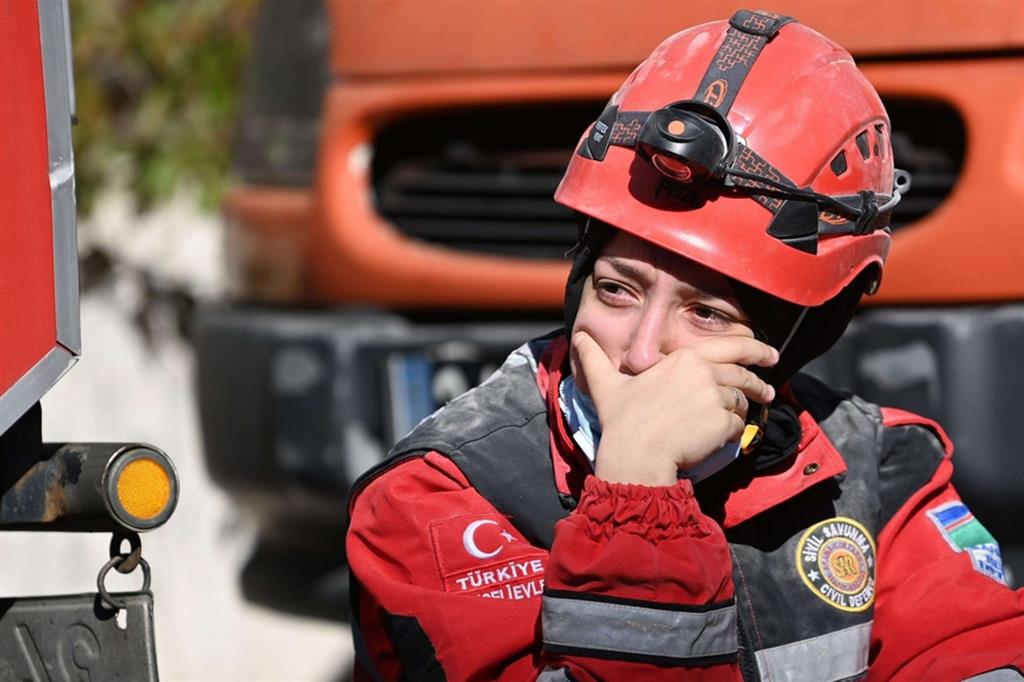 I morti a causa del sisma sono stati 85, bilancio salito ulteriormente nella notte con il ritrovamento di altri quattro cadaveri tra le macerie di Smirne. Circa mille i feriti, la maggior parte in Turchia. - Reuters