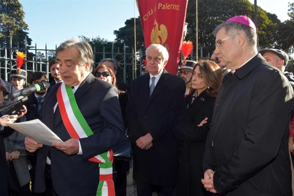 La cerimonia in ricordo di Piersanti Mattarella, con Leoluca Orlando e, a destra, i figli di Piersanti, Bernardo e Maria Mattarella