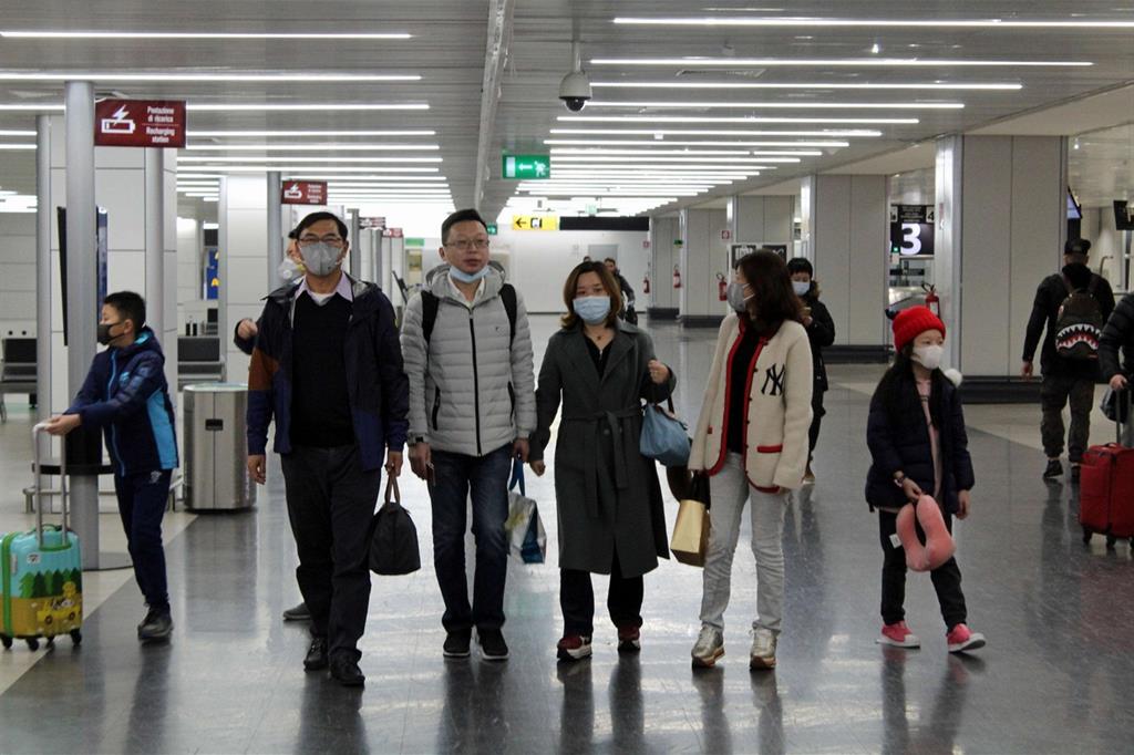 Alcuni dei 202 passeggeri provenienti dalla città cinese di Wuhan, epicentro del coronavirus, atterrato all'aeroporto di Fiumicino