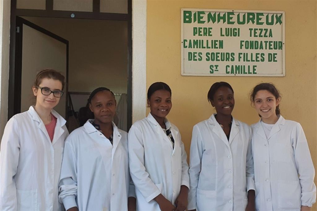 Le laureande torinesi, Giulia Tarditi e Beatrice Gazzola, con le colleghe haitiane al Saint Camille di Port-au-Prince