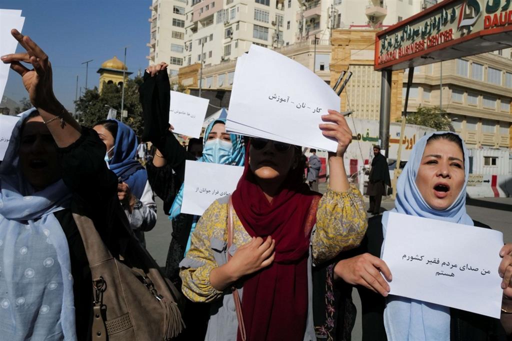 Alcune donne hanno fatto una marcia di protesta a Kabul per rivendicare i loro diritti