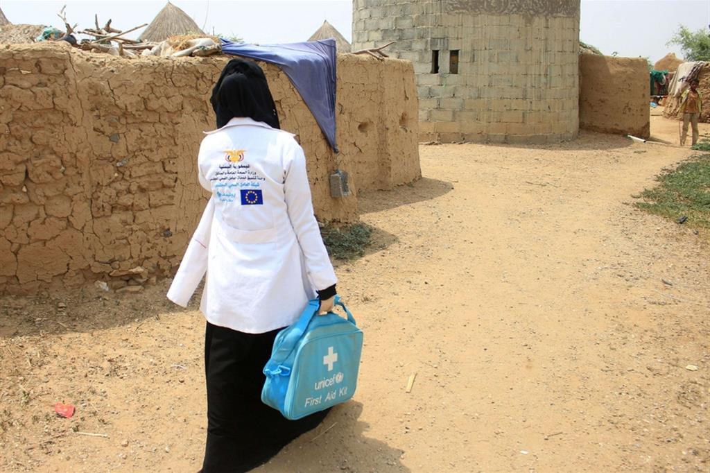 Ashwaq Mahmoud, 23 anni, operatrice sanitaria Unicef, in visita alle famiglie del suo villaggio nel nord dello Yemen
