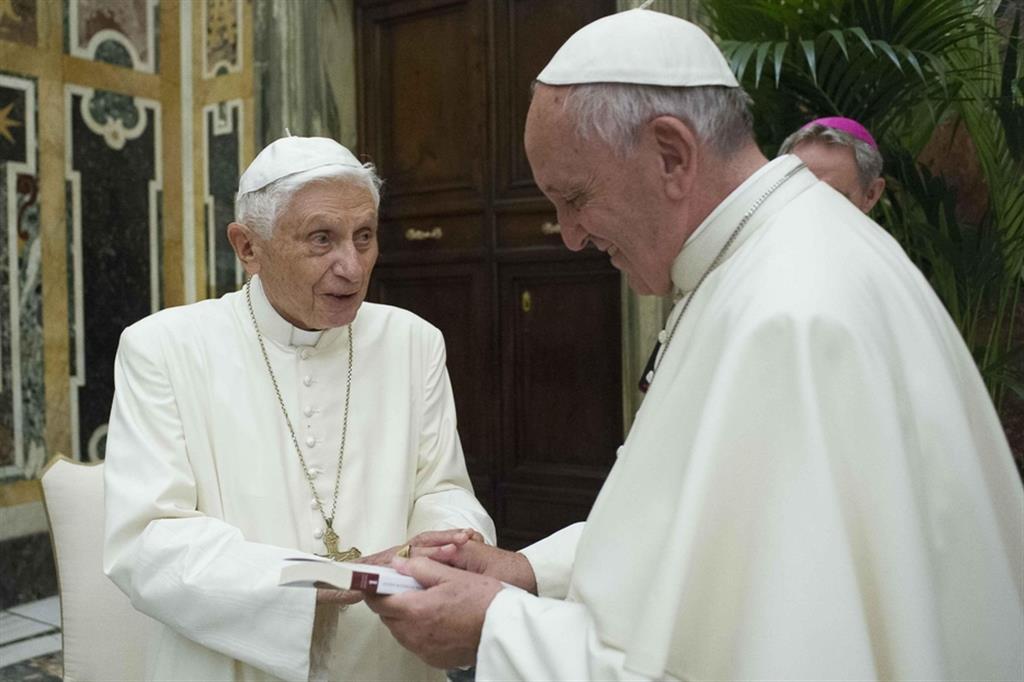 Partite le vaccinazioni in Vaticano. «Anche Ratzinger la farà»