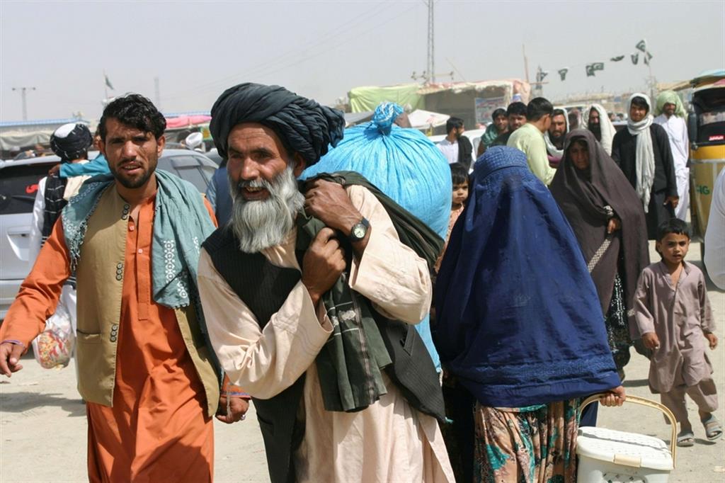 Profughi afghani lungo il confine con l'Afghanistan
