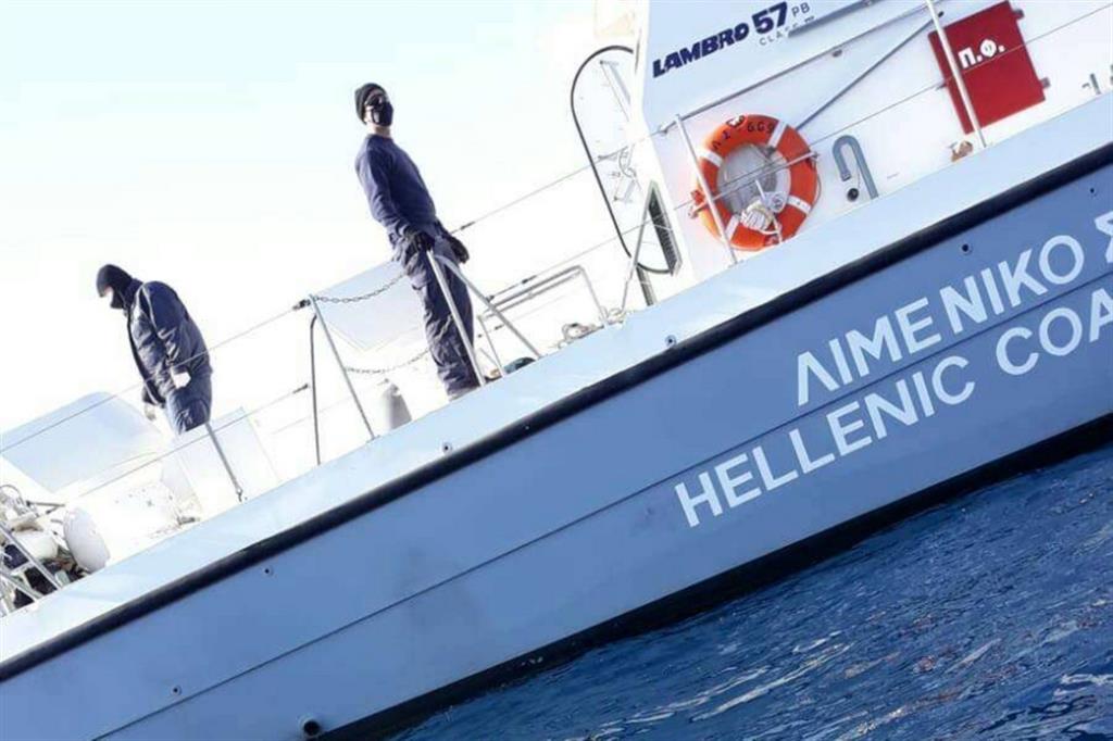 Grecia, le immagini choc di un altro respingimento in mare