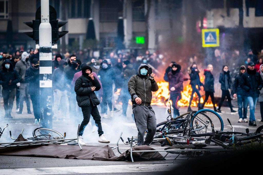 Gli scontri con la polizia dei manifestanti nel centro di Eindhoven in Olanda