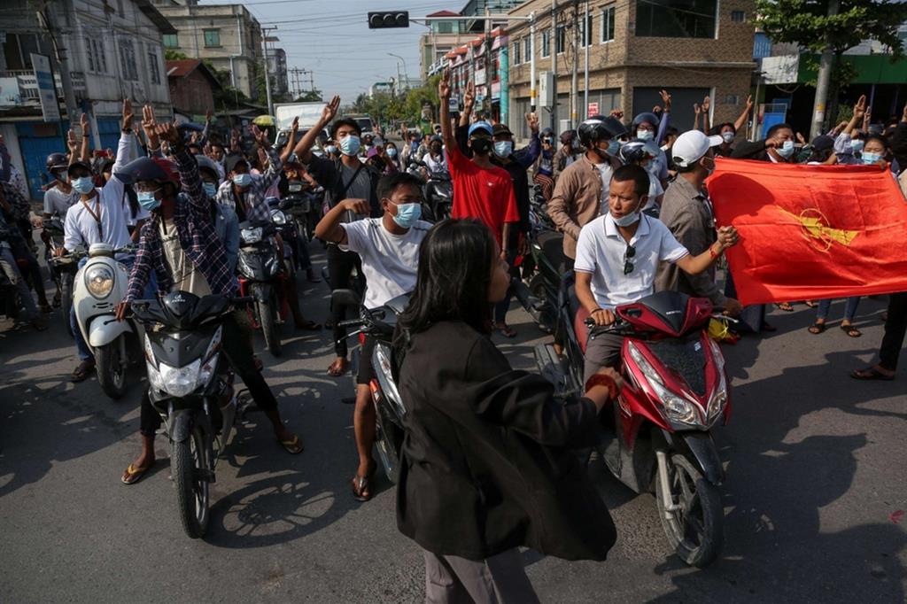 A Mandalay manifestanti in motocicletta protestano contro il golpe