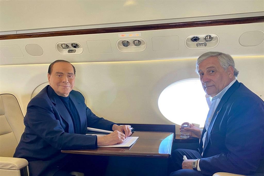 Berlusconi con Tajani, in aereo verso Bruxelles