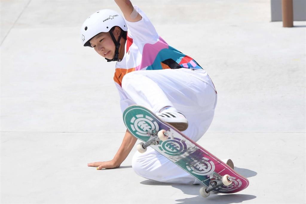 Momiji Nishiya, 13 anni, medaglia d'oro nello skateboard a Tokyo 2020
