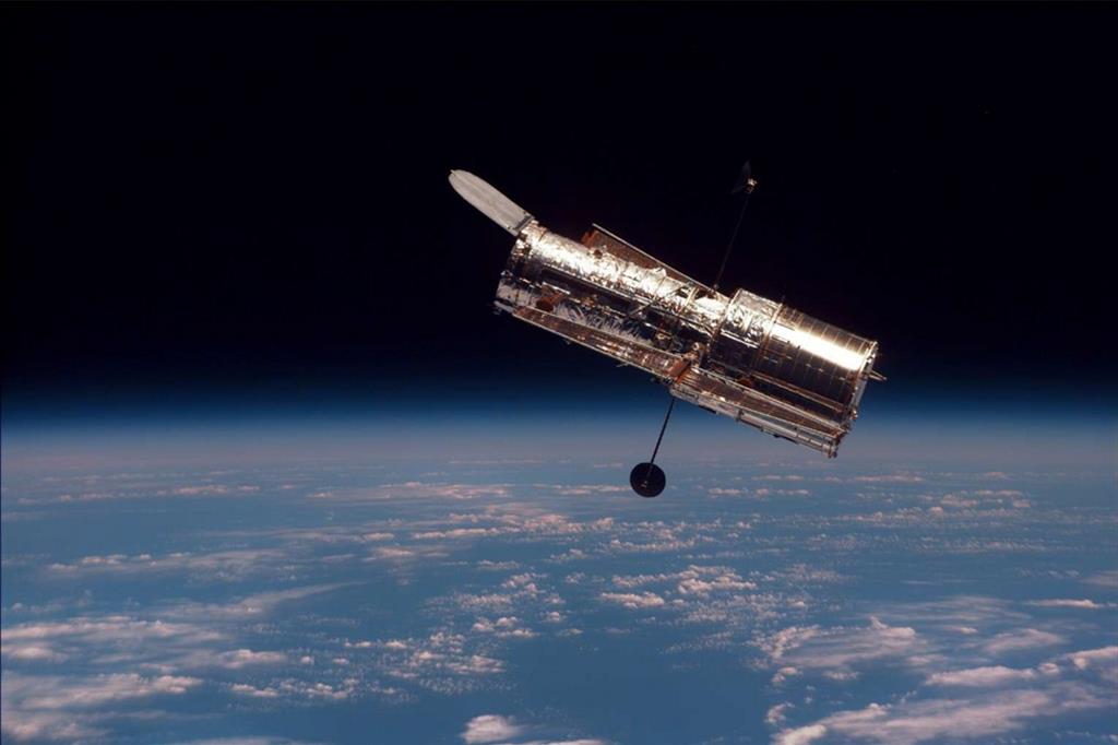El telescopio espacial Hubble orbitando la Tierra