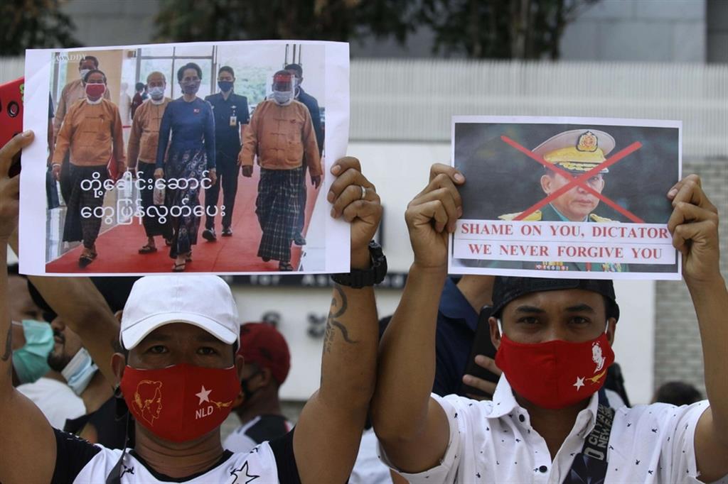 Proteste a Bangkok contro il golpe in Myanmar