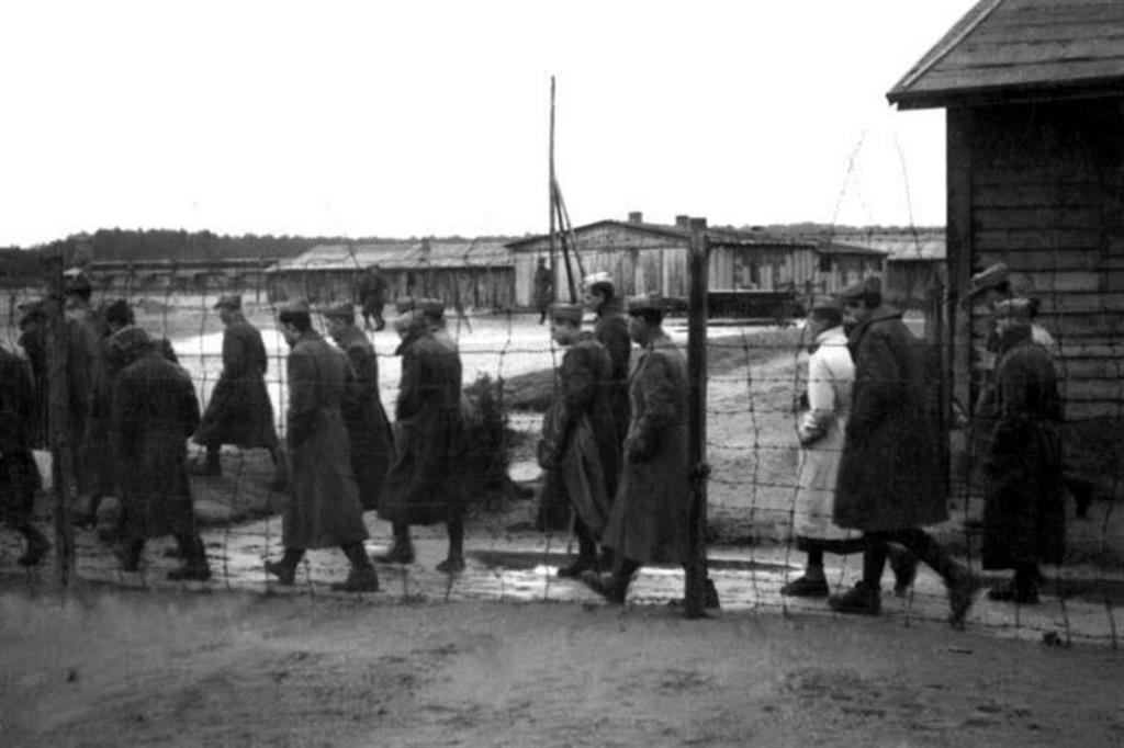 Un gruppo di Internati militari italiani (Imi) in un campo di prigionia
