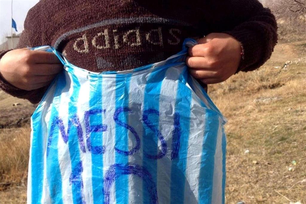 La maglietta fatta con un sacchetti di plastica colpì il campione Messi che volle conoscere Murtaza