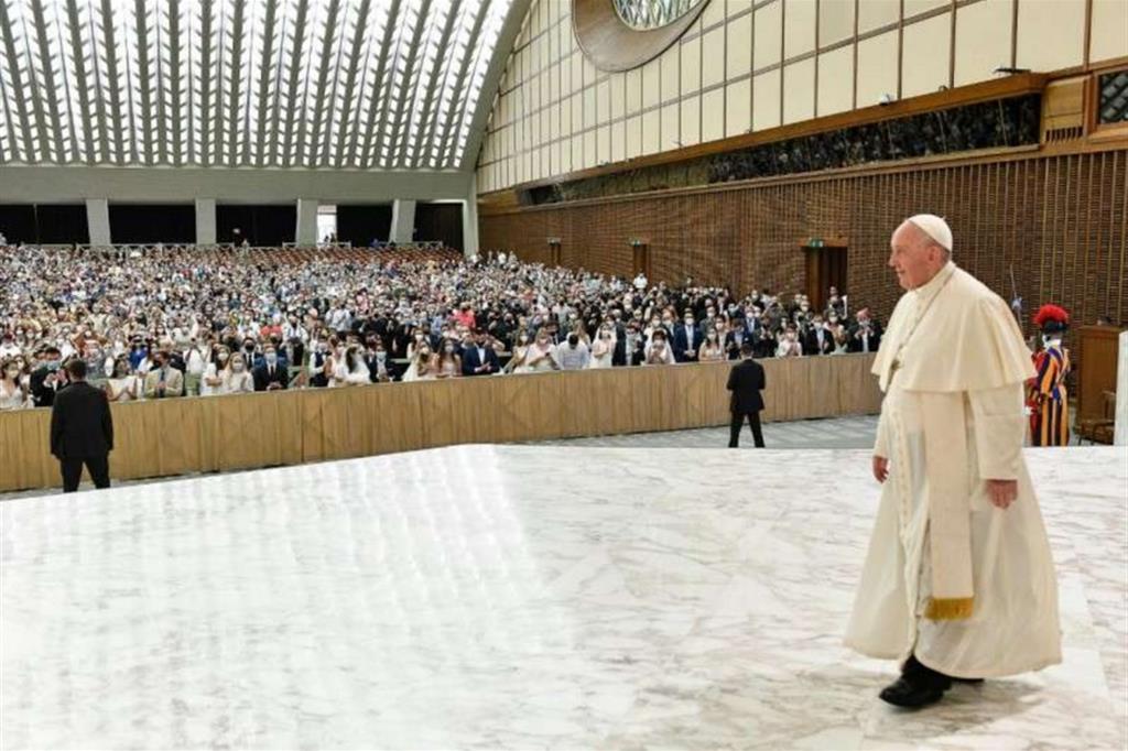 Il Papa: tutti siamo "santi" ma dobbiamo collaborare con Dio