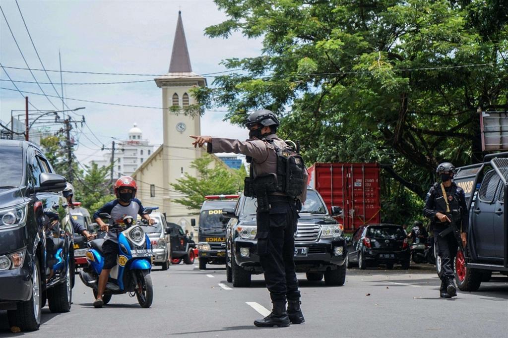 Un poliziotto indonesiano davanti alla cattedrale cattolica di Makassar presa di mira domenica