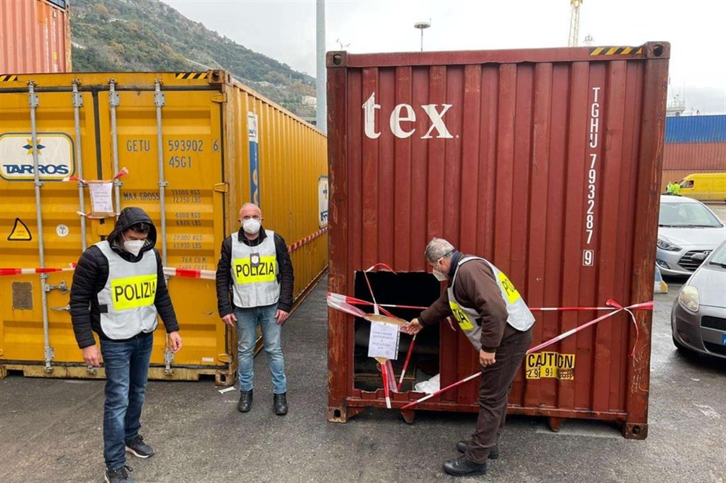 Uno dei due container in cui si erano nascosti i migranti, al porto di Salerno