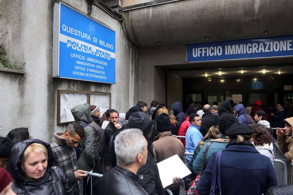 Anno 2016: code di stranieri in attesa di documenti all’ufficio Immigrazione della Questura di Milano