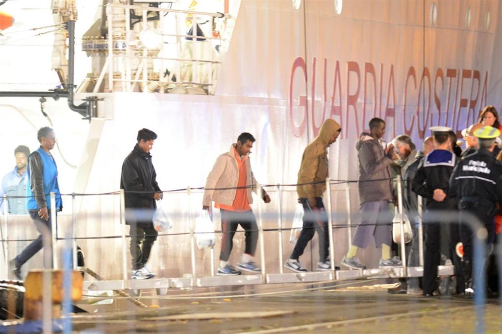 L'arrivo nel porto di Catania dei sopravvissuti al naufragio dell'aprile 2015