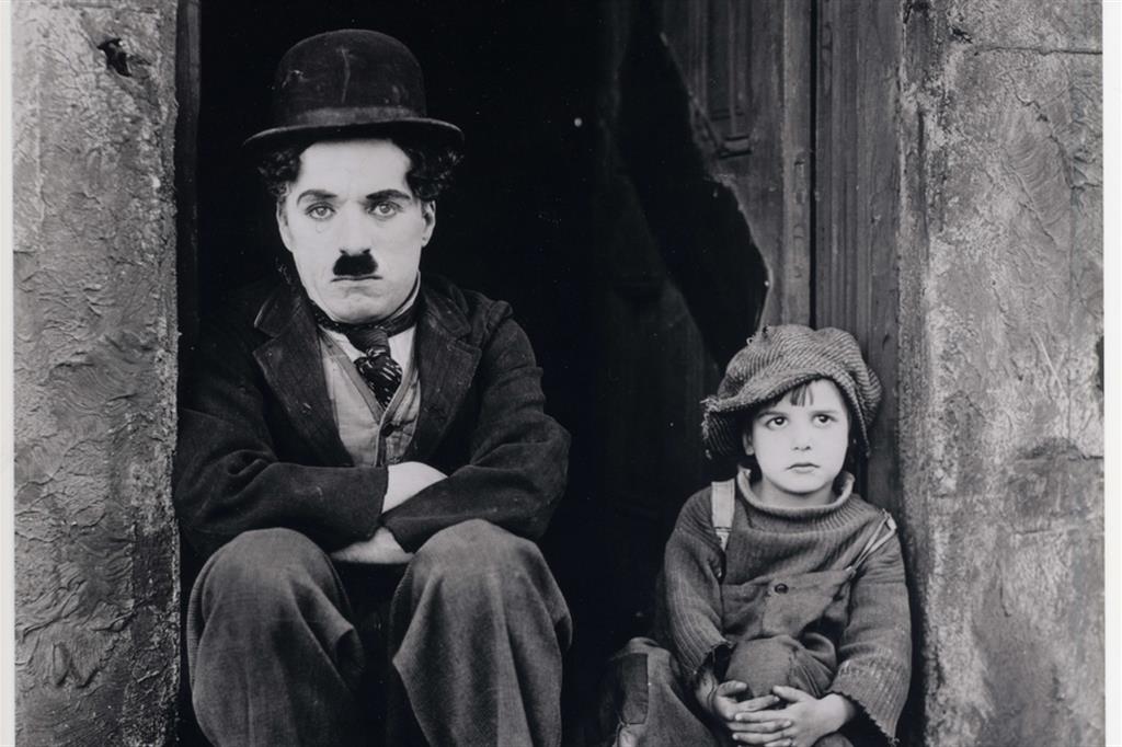 Charlie Chaplin e il piccolo Jackie Coogan nel capolavoro Il Monello del 1921