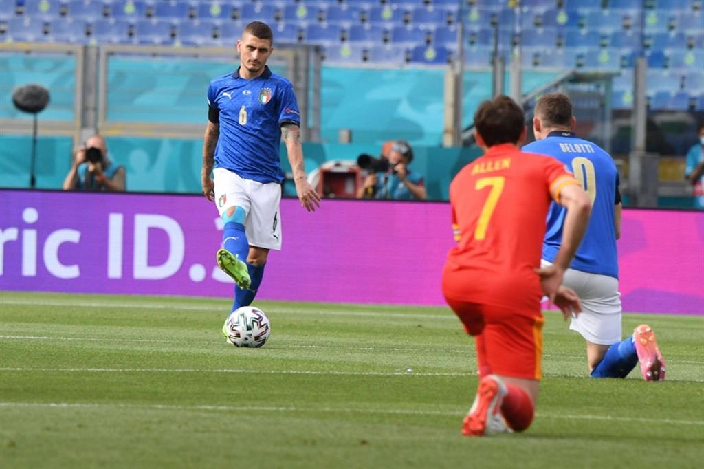 Giocatori delle nazionali di Italia e Galles inginocchiati prima del calcio d'inizio della partita