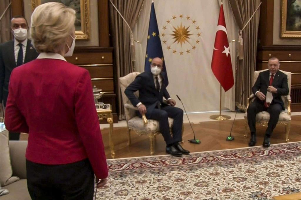L'imbarazzo di Ursula von der Leyen nel vedere che non c'è una poltrona anche per lei vicino a Erdogan. Si è dovuta quindi sedere sul divano, a una certa distanza