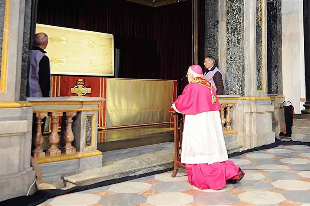 L’arcivescovo Nosiglia in preghiera davanti alla Sindone nell’ostensione televisiva del 2013
