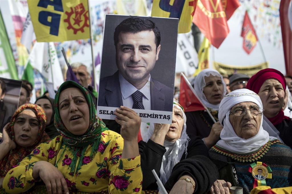 Cittadini curdi in piazza a Istanbul contro i recenti provvedimenti adottati nei confronti dei loro esponenti politici