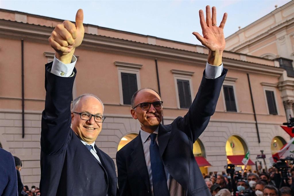 Roberto Gualtieri, nuovo sindaco di Roma, e il segretario del Pd, Enrico Letta, in piazza Santi Apostoli per festeggiare la vittoria per le comunali della capitale