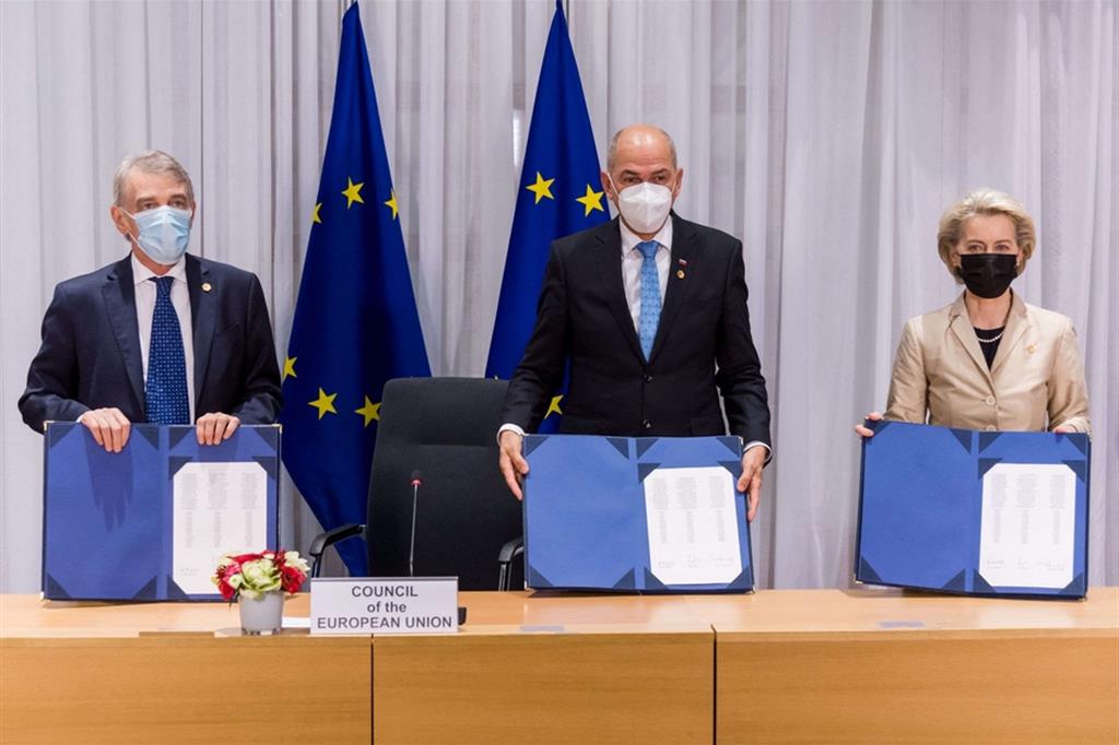 (Da sinistra) Davide Sassoli, presidente del Parlamento europeo, Janez Jansa, presidente uscente del Consiglio europeo, e Ursula von der Leyen