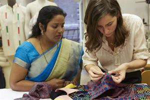 Le donne indiane cambiano vita grazie ai loro abiti tradizionali