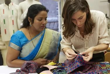 Le donne indiane cambiano vita grazie ai loro abiti tradizionali