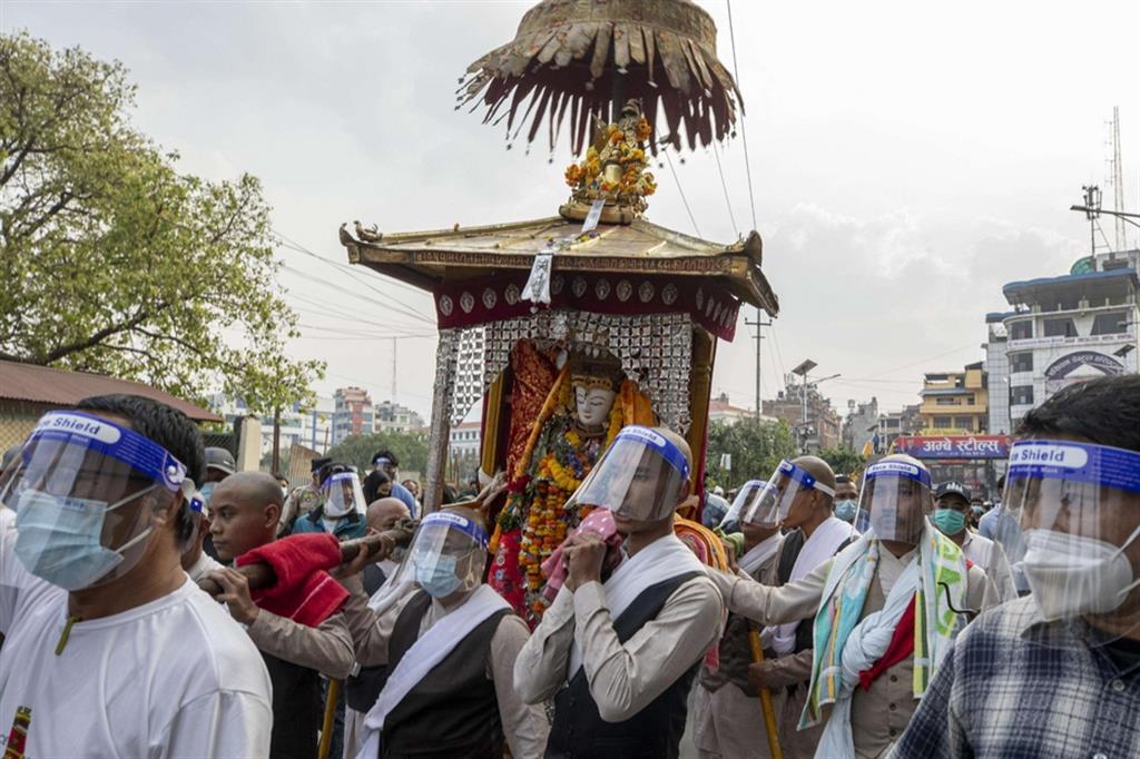 In processione con le mascherine e le protezioni a Kathmandu